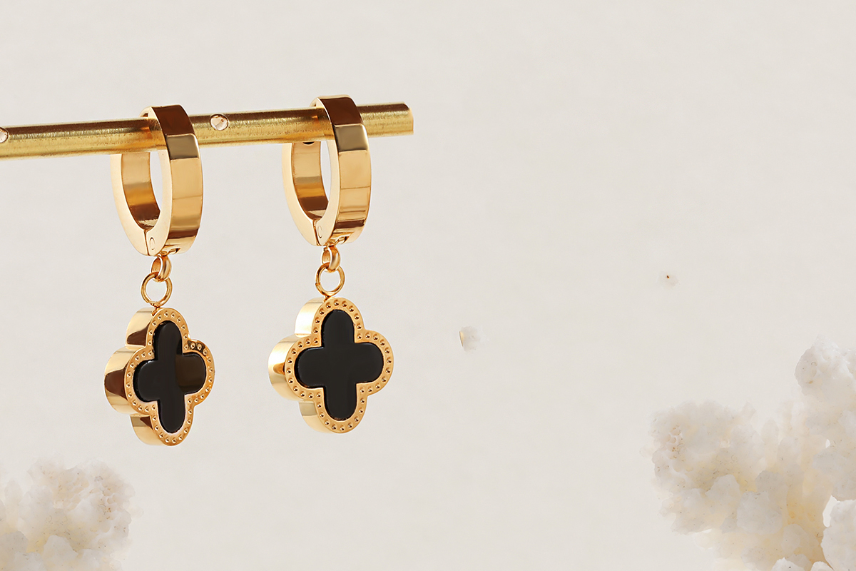 Goudkleurige oorbellen met klavertjevier bedel