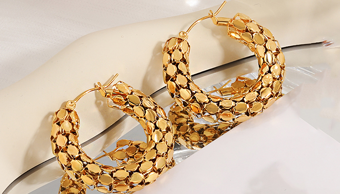 Trendy goudkleurige oorbellen met schakelstructuur