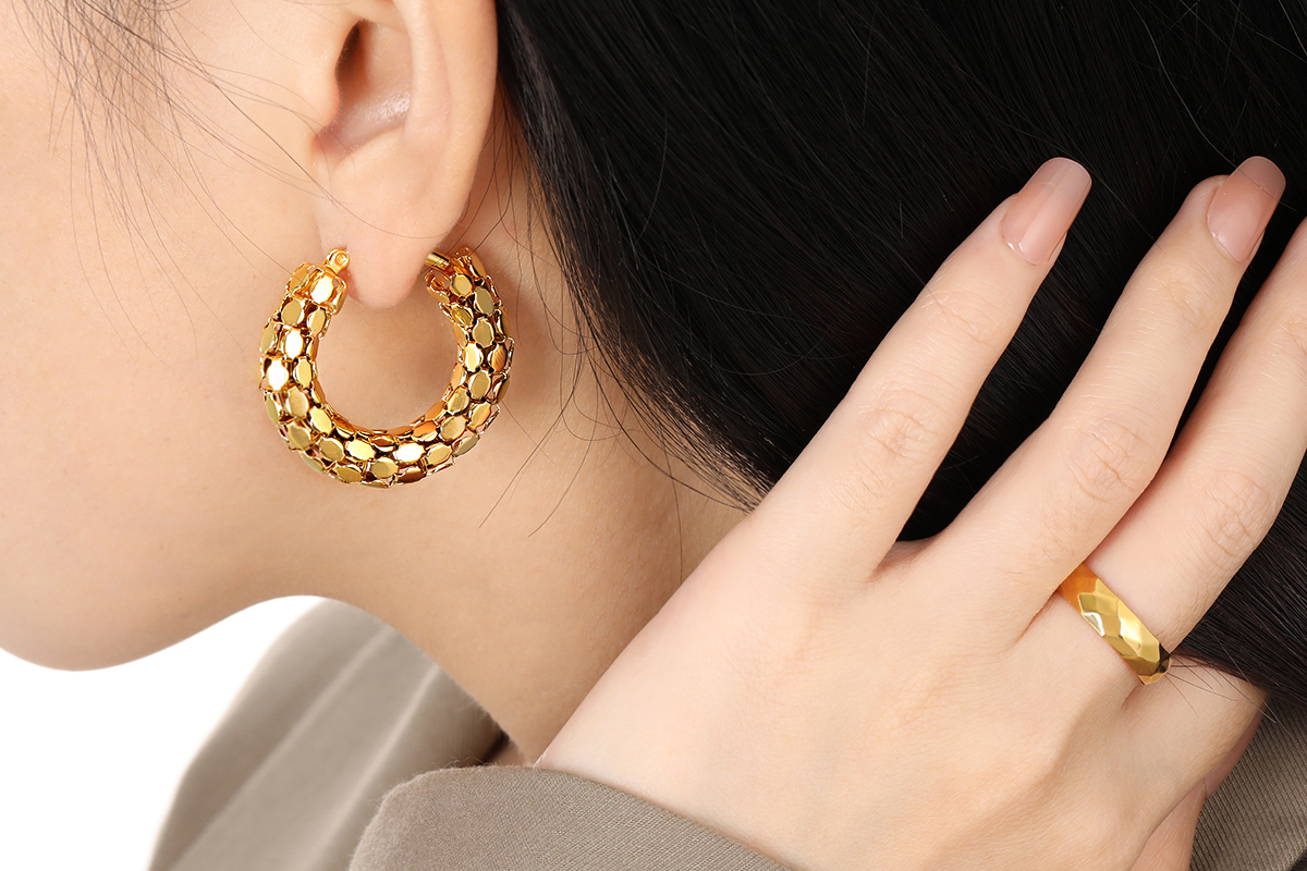 Trendy goudkleurige oorbellen met schakelstructuur