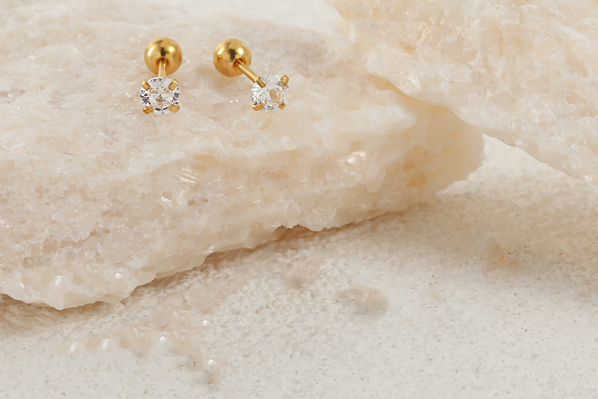 Goudkleurige oorstekers met fonkelende steen