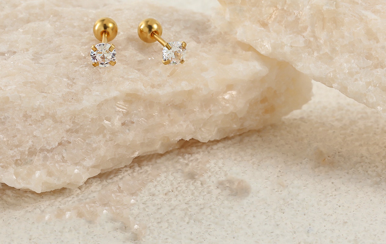 Clous d’oreilles couleur or avec pierre scintillante en zirconium