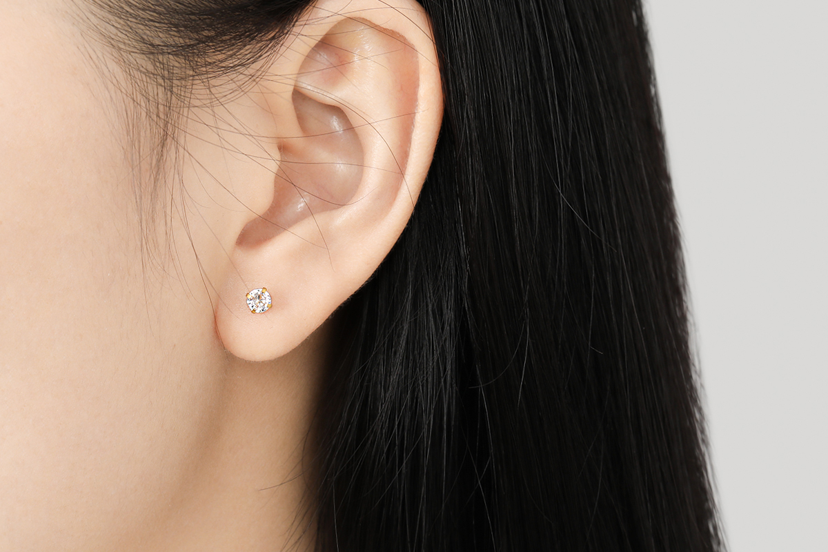 Goudkleurige oorstekers met fonkelende steen