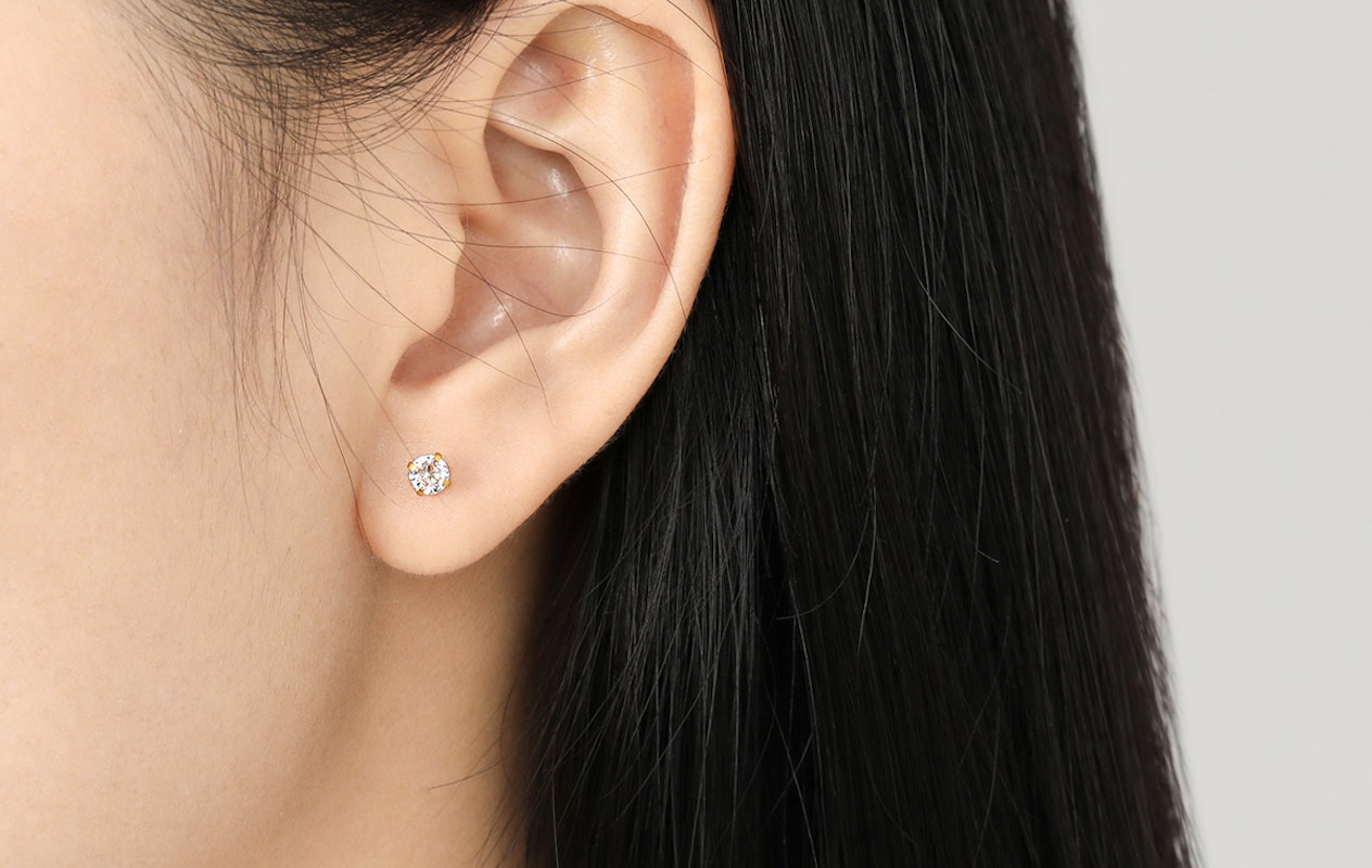 Clous d’oreilles couleur or avec pierre scintillante en zirconium