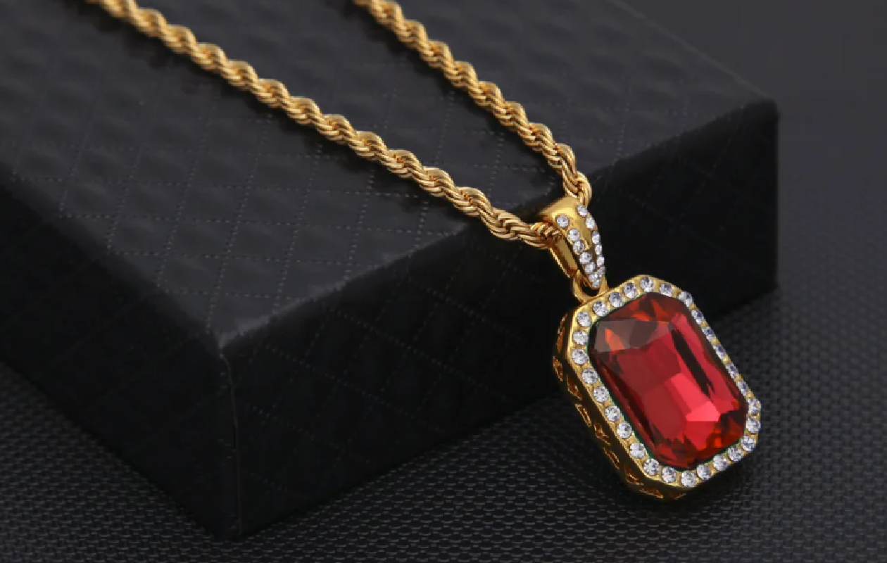 HYKS Royale Goudkleurige RVS ketting met rode steen (60 cm)