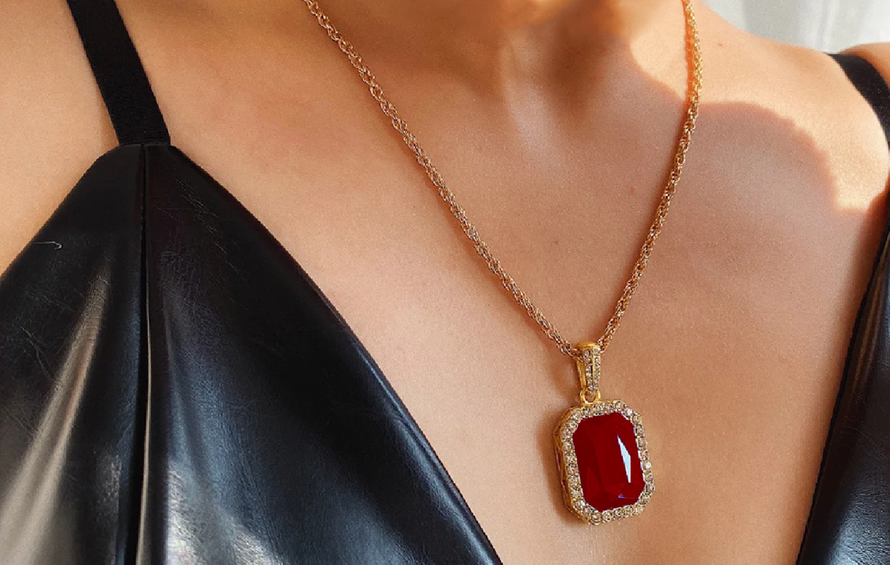 HYKS Royale Goudkleurige RVS ketting met rode steen (60 cm)