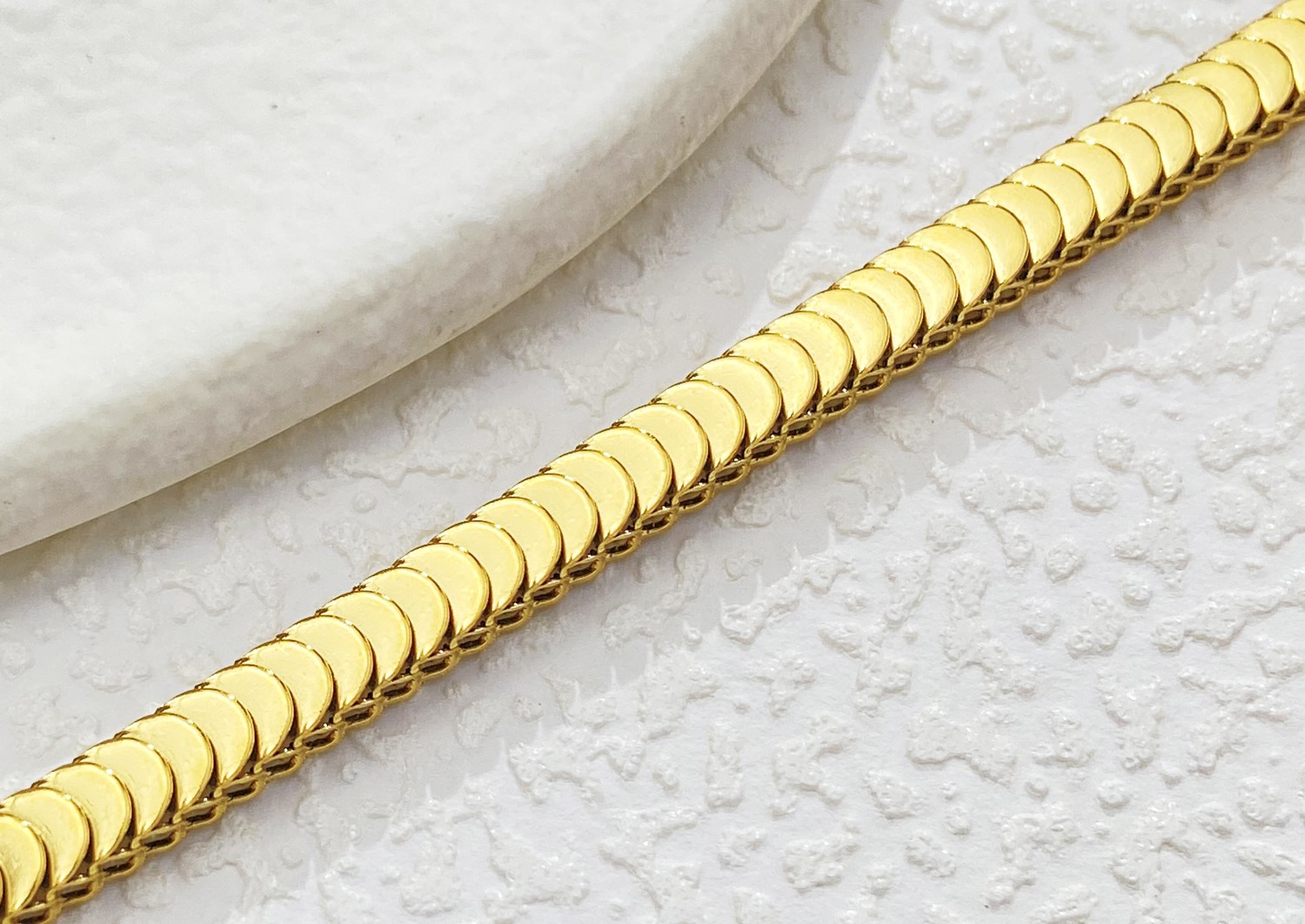 Luxe schubben armband goud verguld