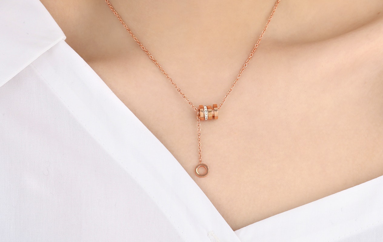Collier en Or Rose avec Pendentif en Forme de Tonneau et Zirconia