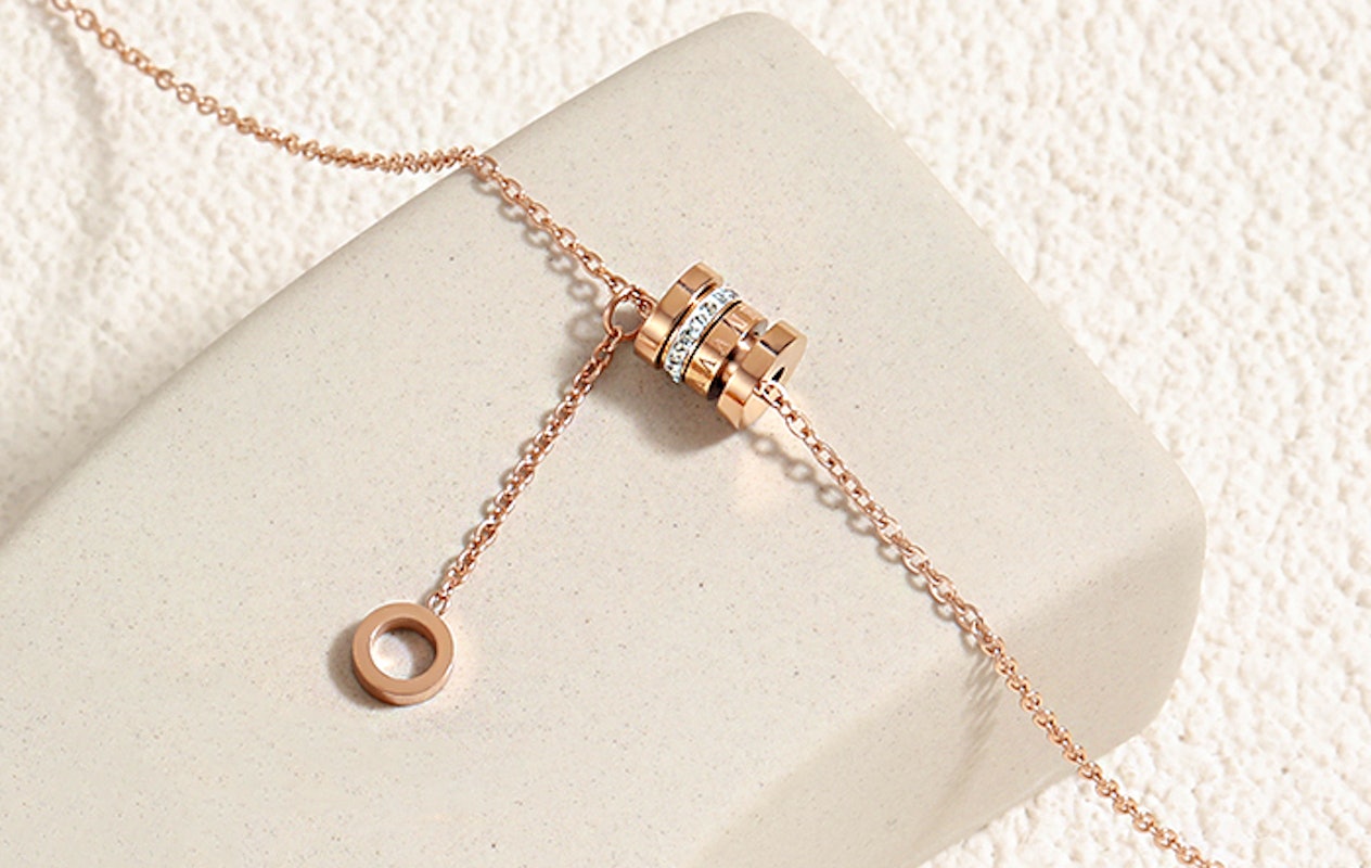 Collier en Or Rose avec Pendentif en Forme de Tonneau et Zirconia