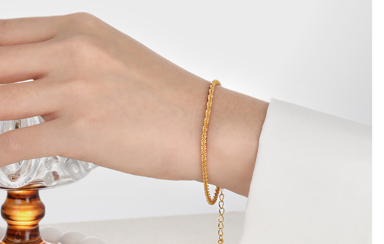 Trendy gedraaid goudkleurige armband