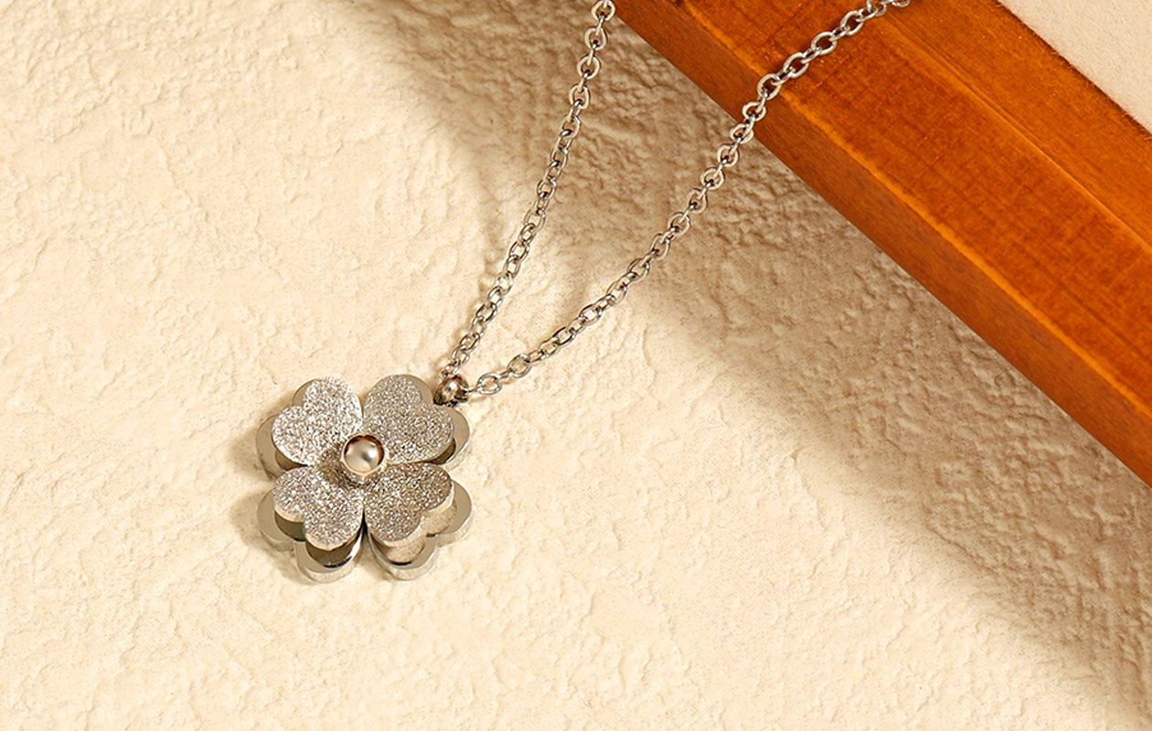 Trendy klaver ketting in zilveren kleur