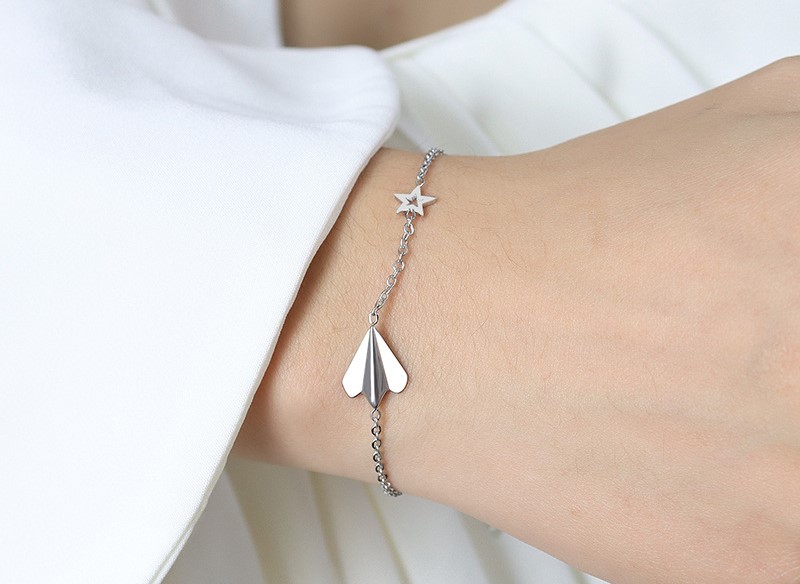 Zilverkleurige armband met hart- en steenbedel