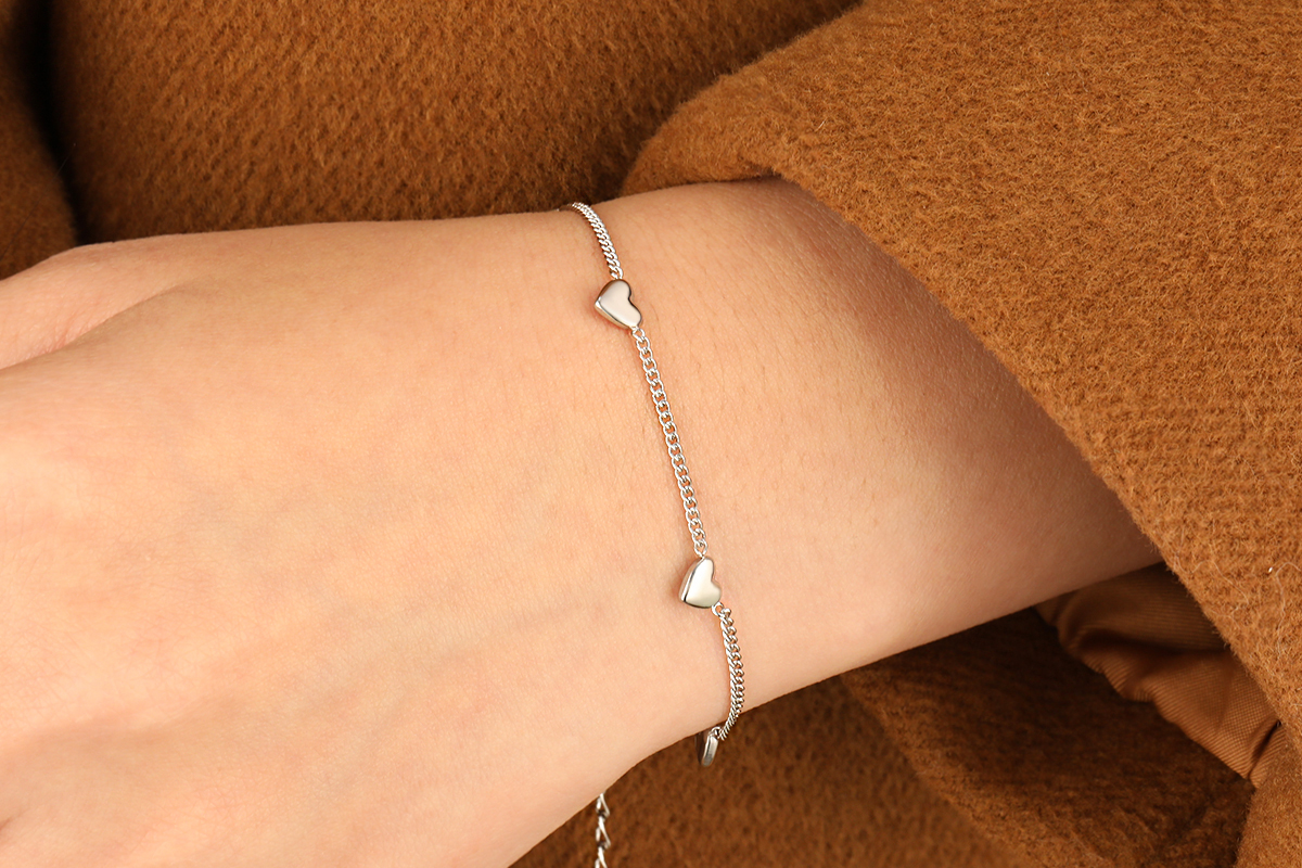 Charmante zilverkleurige armband met hartjes