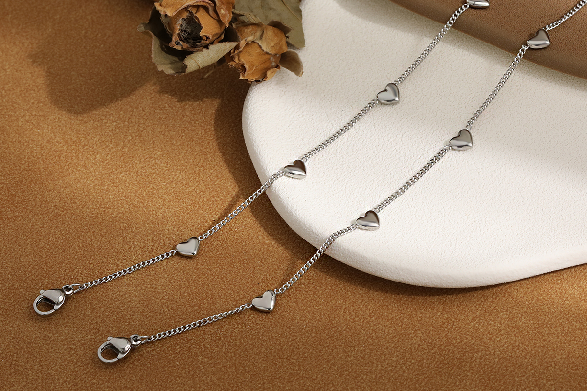 Charmante zilverkleurige armband met hartjes