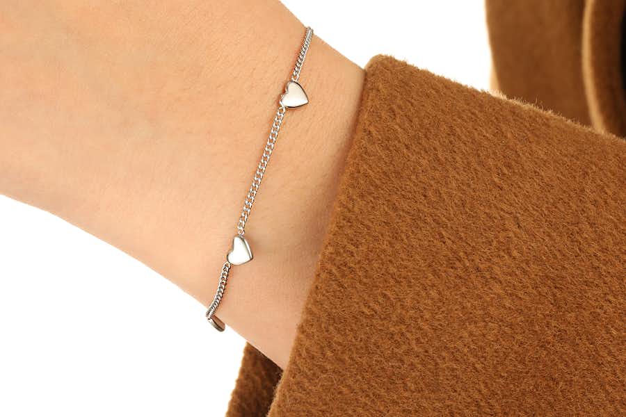 Charmante zilverkleurige armband met hartjes