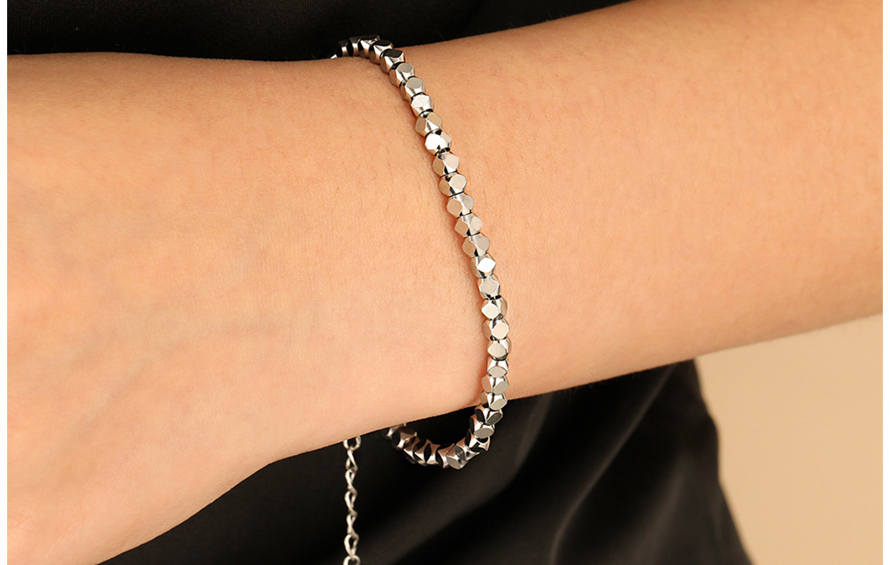 Zilverkleurige armband met hexagonale schakels