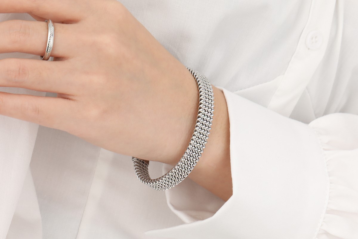 Zilverkleurige brede armband universele maat