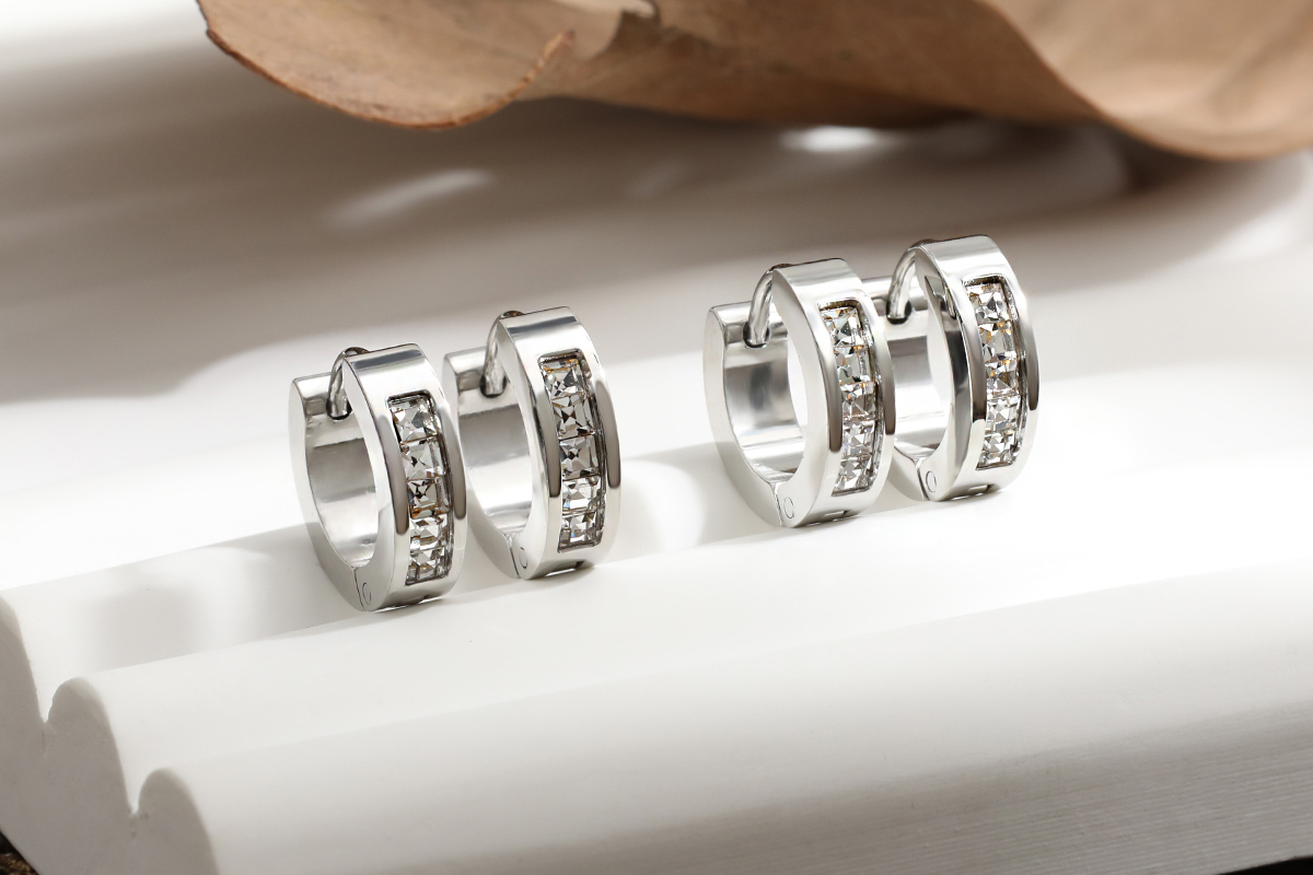 Zilverkleurige oorbellen met fonkelende zircon stenen