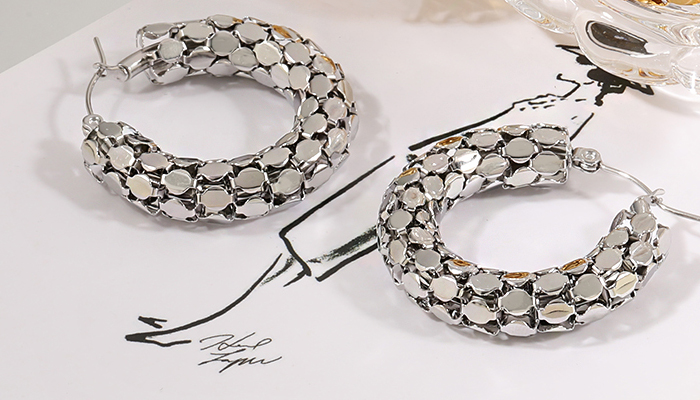 Boucles d'oreilles argentées avec structure de maillons unique