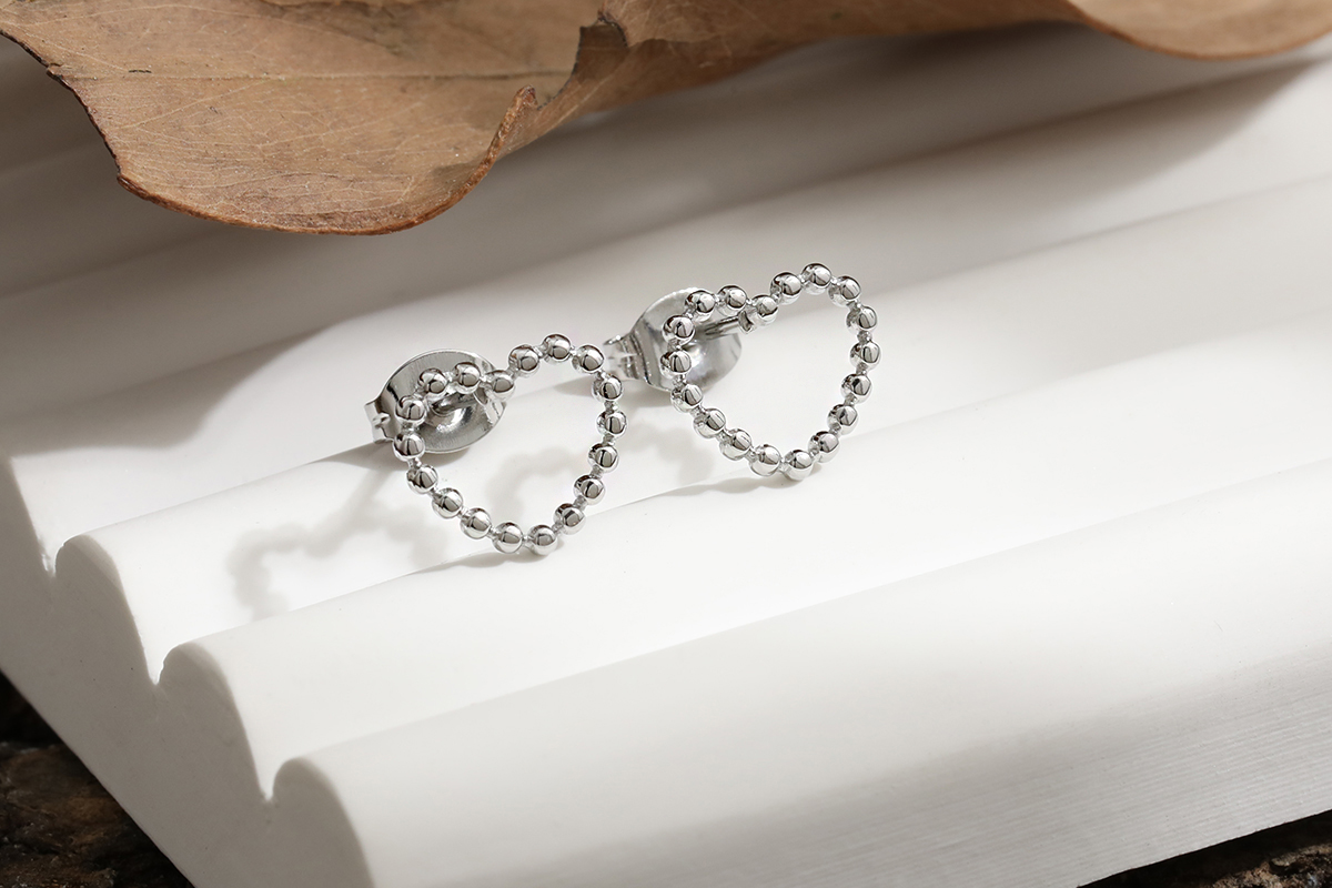 Zilverkleurige oorstekers met hartvormig design