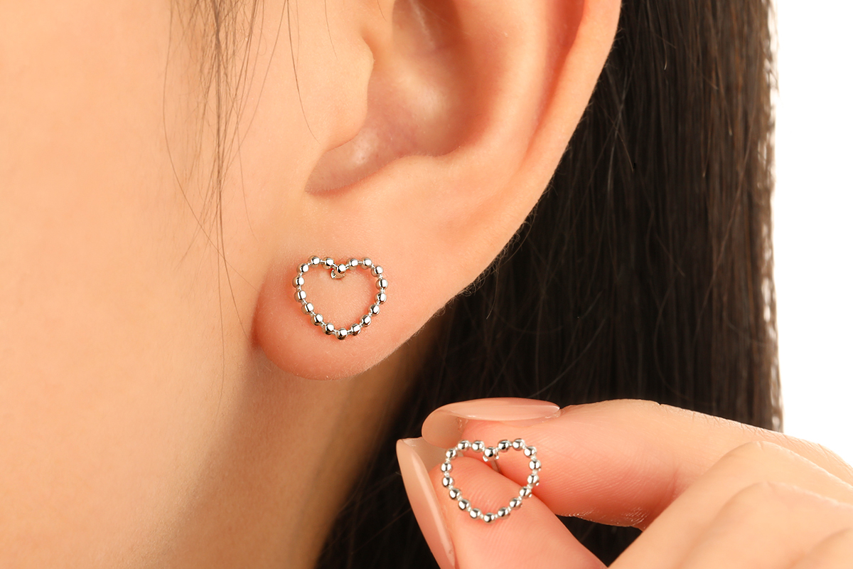 Zilverkleurige oorstekers met hartvormig design