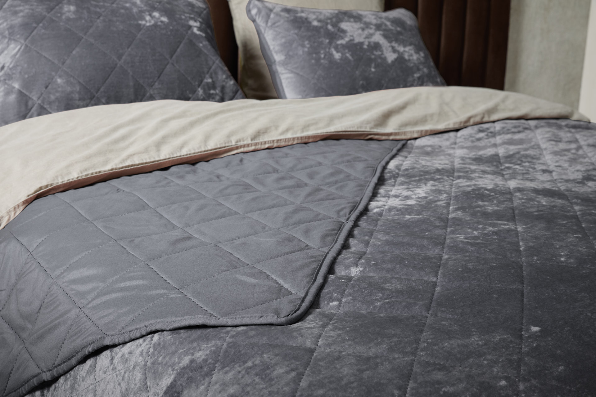 SleepMed Luxe bedsprei velvet incl. 2 slopen - Grijs - 240 x 220 cm