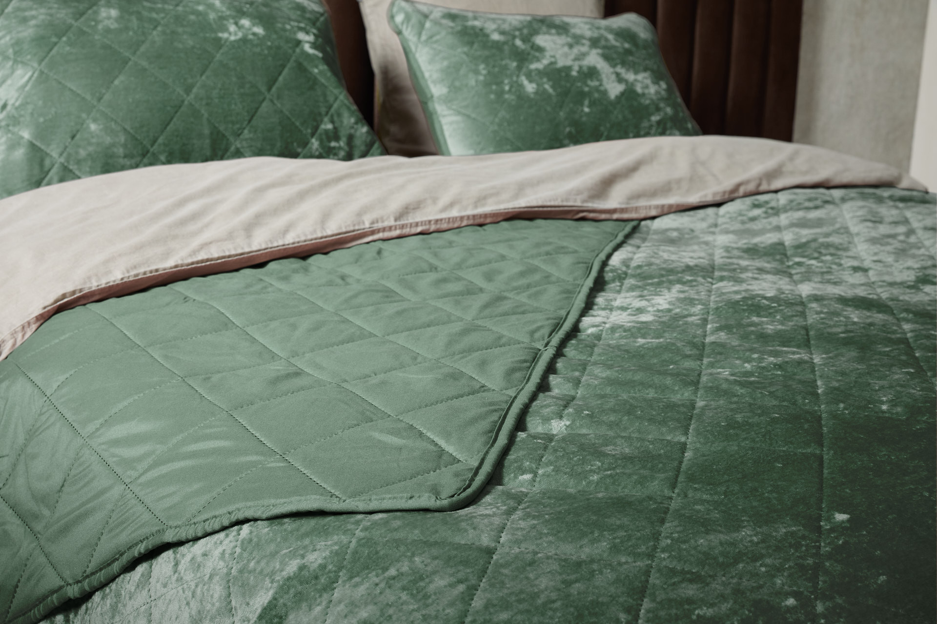 SleepMed Luxe bedsprei velvet incl. 2 slopen - Mosgroen - 240 x 220 cm