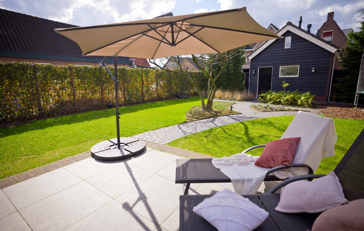 Nexxt - Parasol déporté Taupe avec housse de rangement incluse