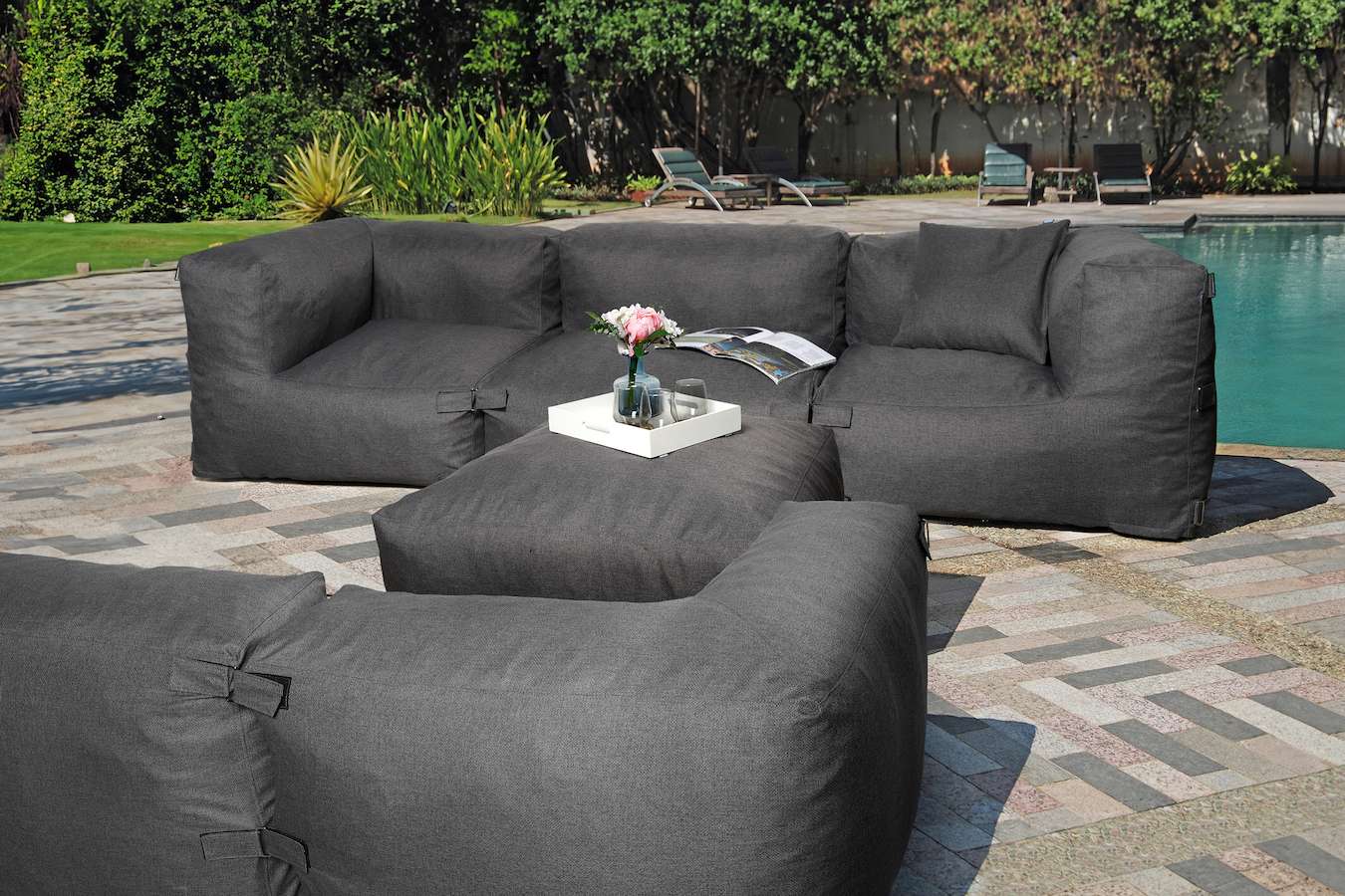 Feel Furniture - Binnen en Buiten bank - Odin - 4 Persoonsbank - Grijs - Met Hocker