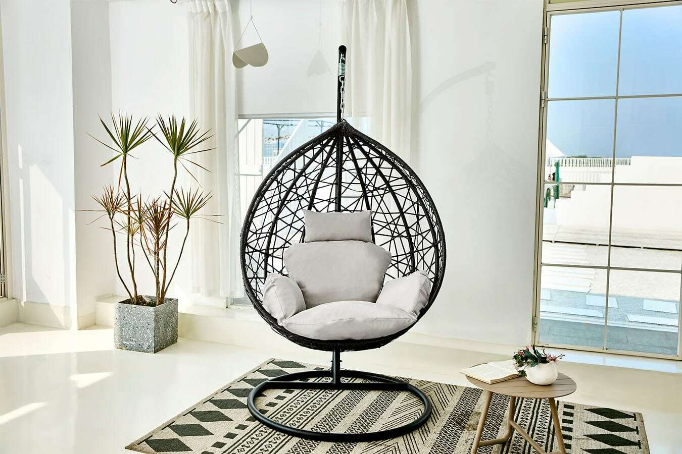 Hangstoel met kussen van Feel Furniture