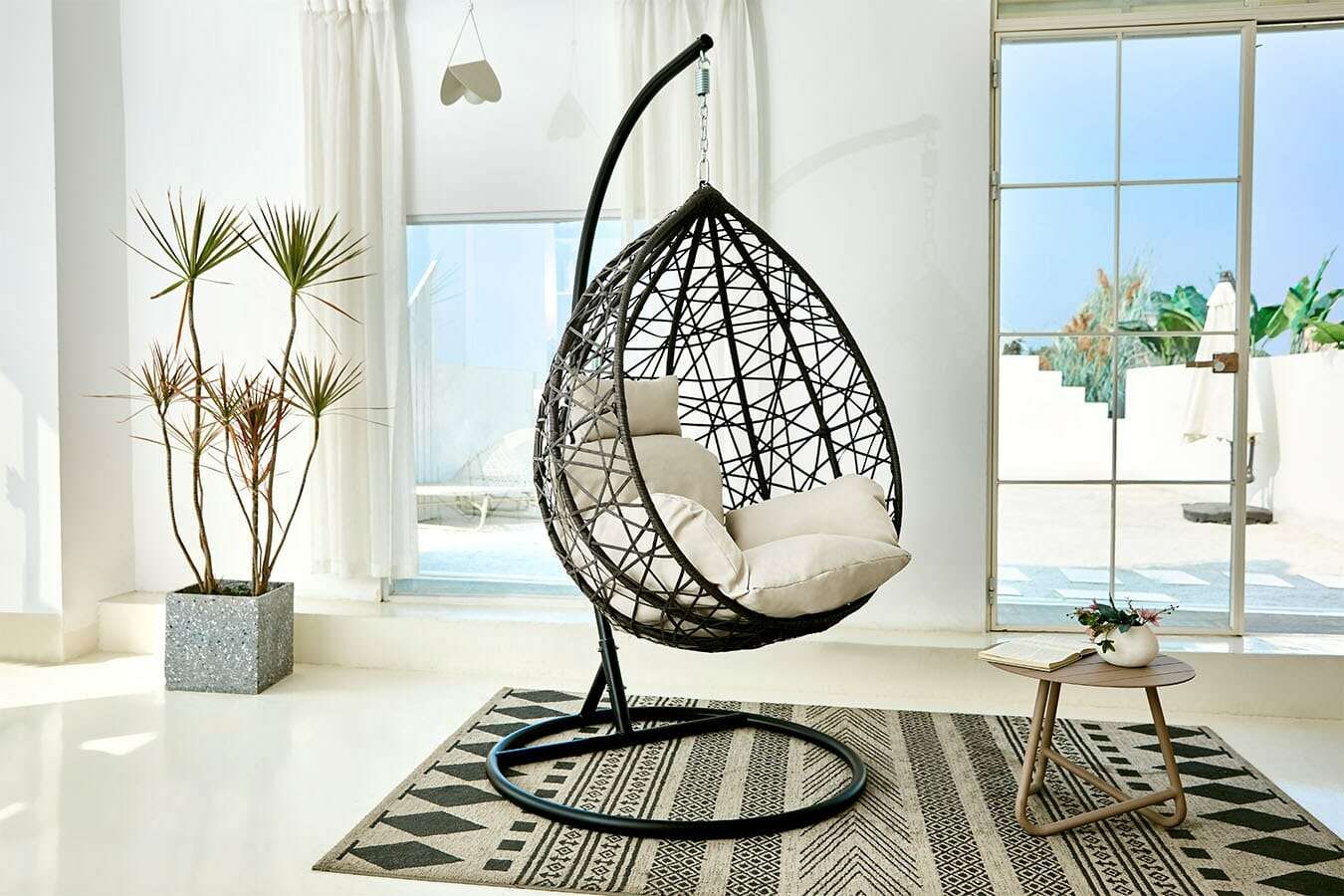 Hangstoel met kussen van Feel Furniture