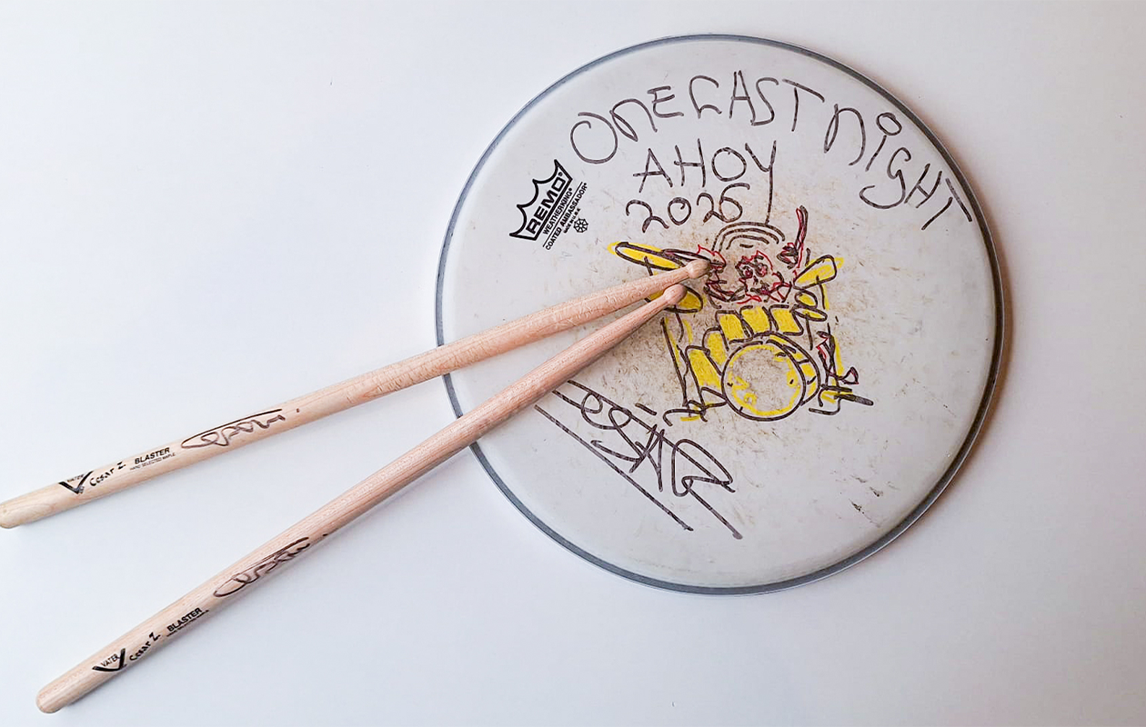 Radio 10 voor Alpe d’HuZes: Gesigneerde drumstokken en drumvel van Cesar Zuiderwijk 