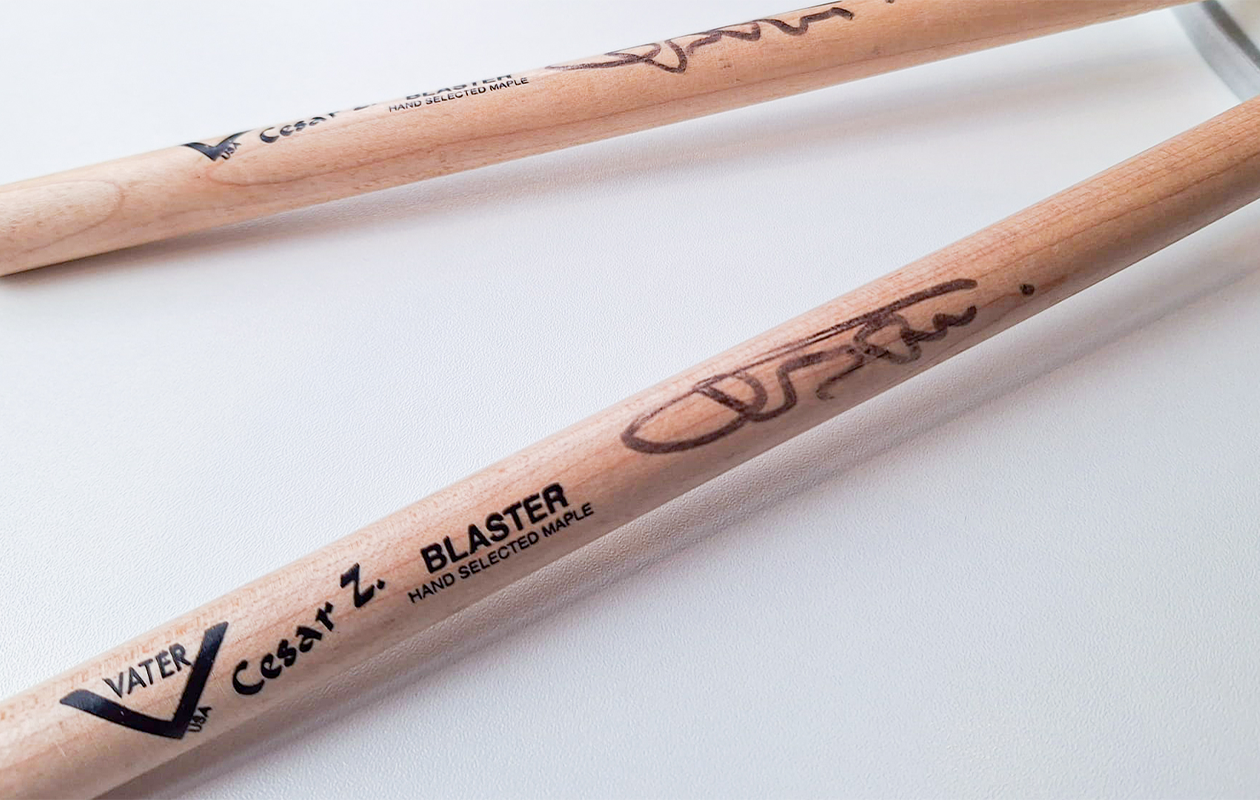 Radio 10 voor Alpe d’HuZes: Gesigneerde drumstokken en drumvel van Cesar Zuiderwijk 