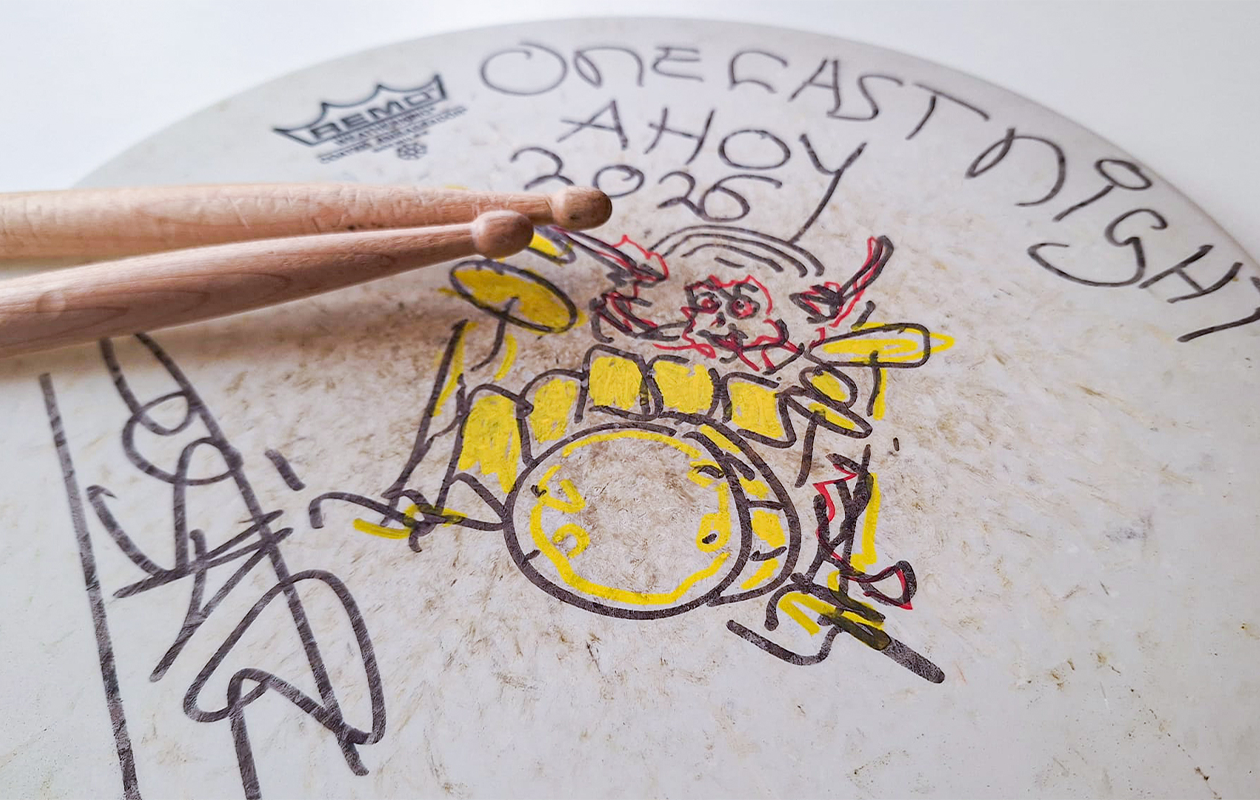 Radio 10 voor Alpe d’HuZes: Gesigneerde drumstokken en drumvel van Cesar Zuiderwijk 