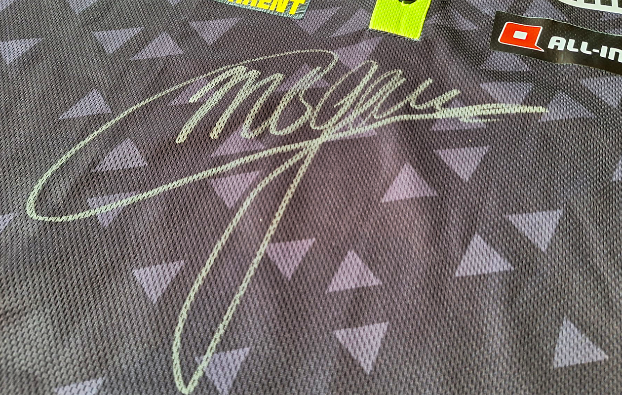 Radio 10 voor Alpe d’HuZes: Gesigneerd dartshirt van Michael van Gerwen