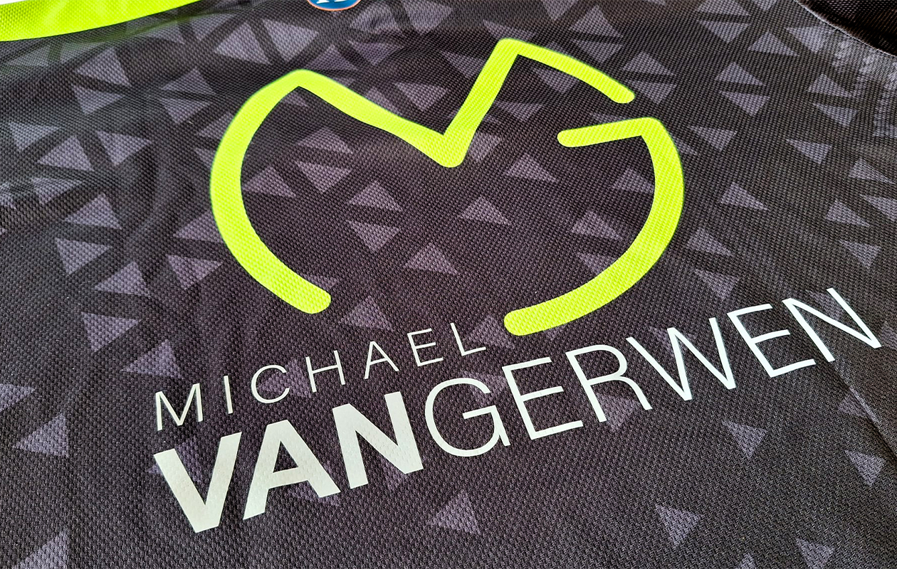 Radio 10 voor Alpe d’HuZes: Gesigneerd dartshirt van Michael van Gerwen