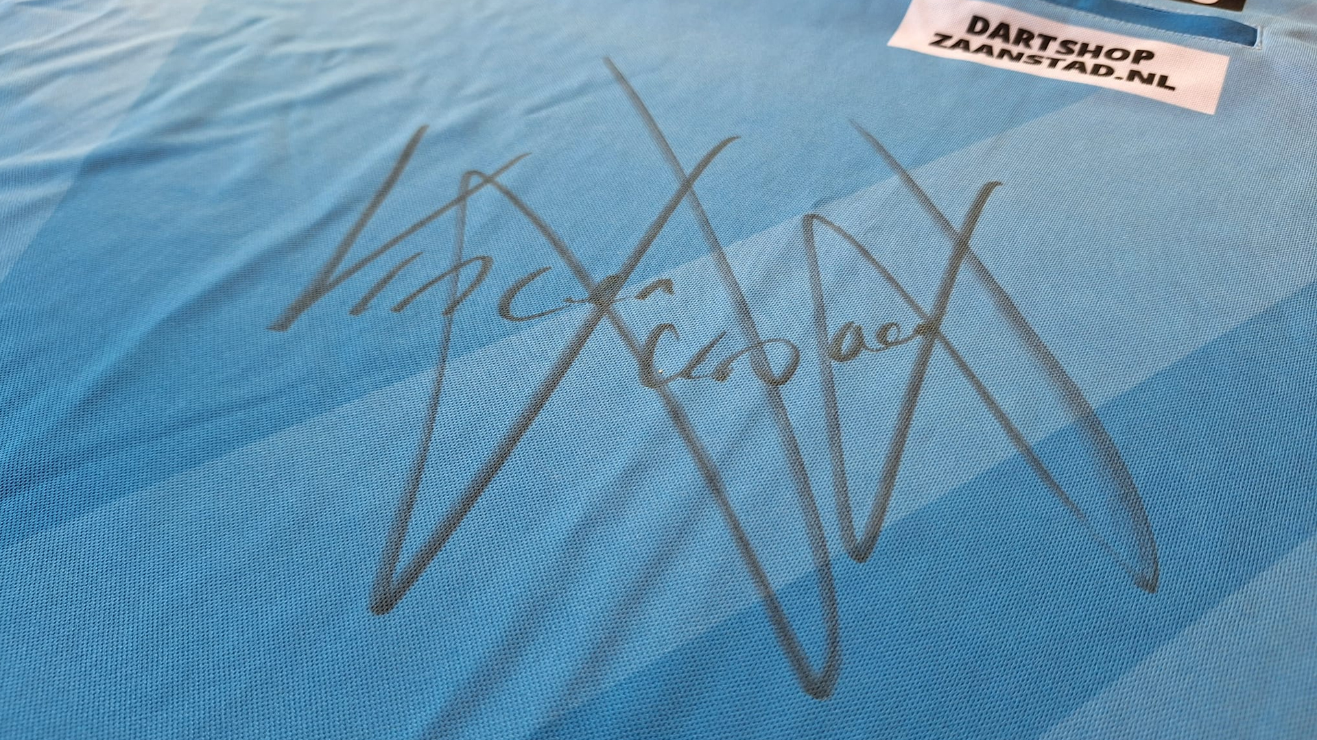 Radio 10 voor Alpe d’HuZes: Gedragen en gesigneerd dartshirt van Vincent van der Voort 