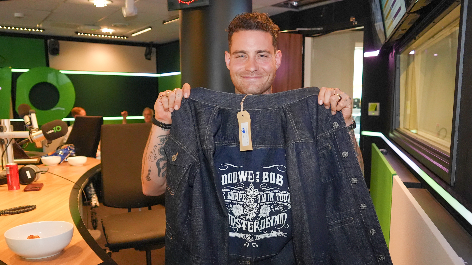 Radio 10 voor Alpe d’HuZes: limited edition Douwe Bob-spijkerjack 