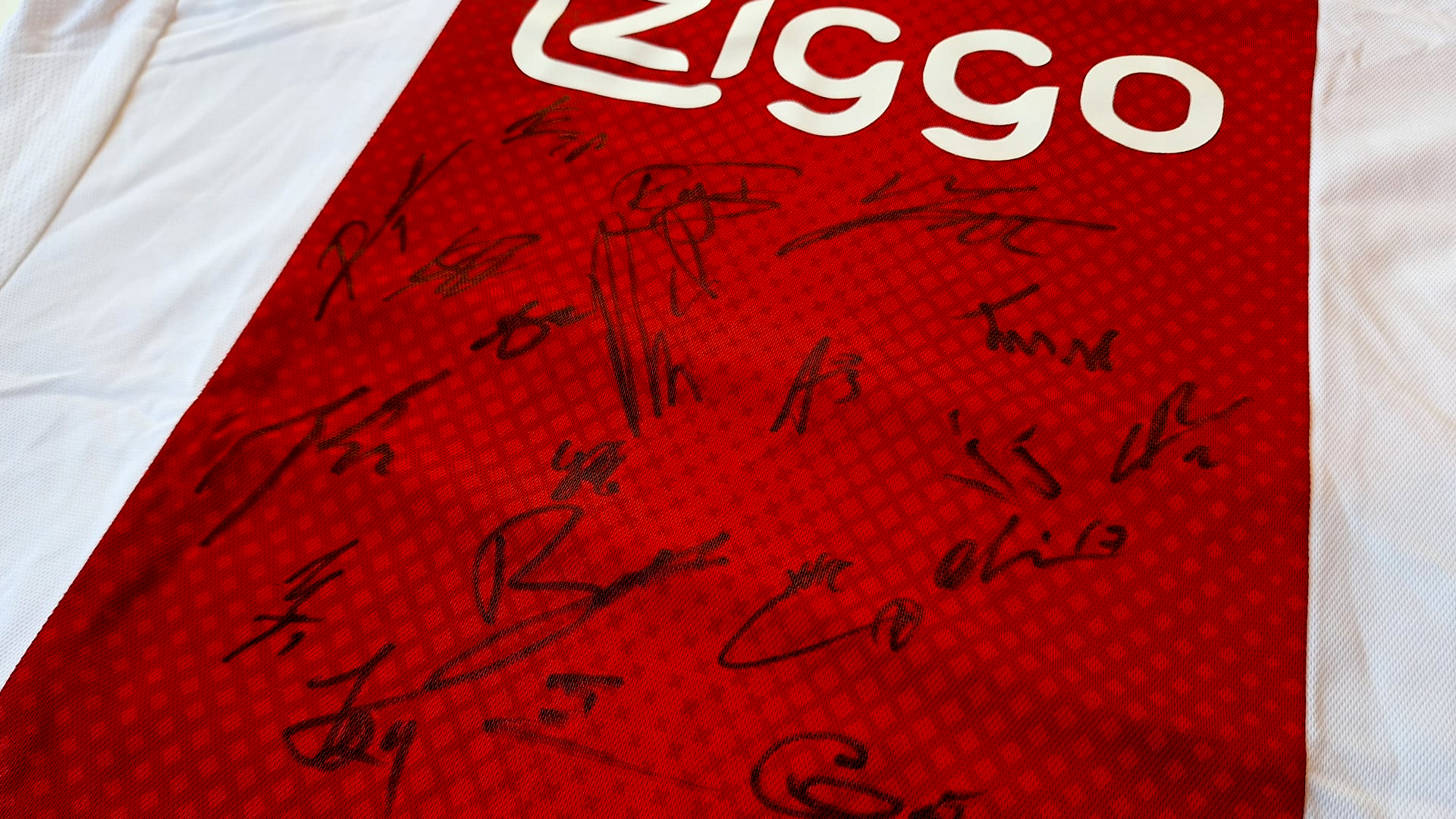 Radio 10 voor Alpe d’HuZes: gesigneerd Ajax-shirt 