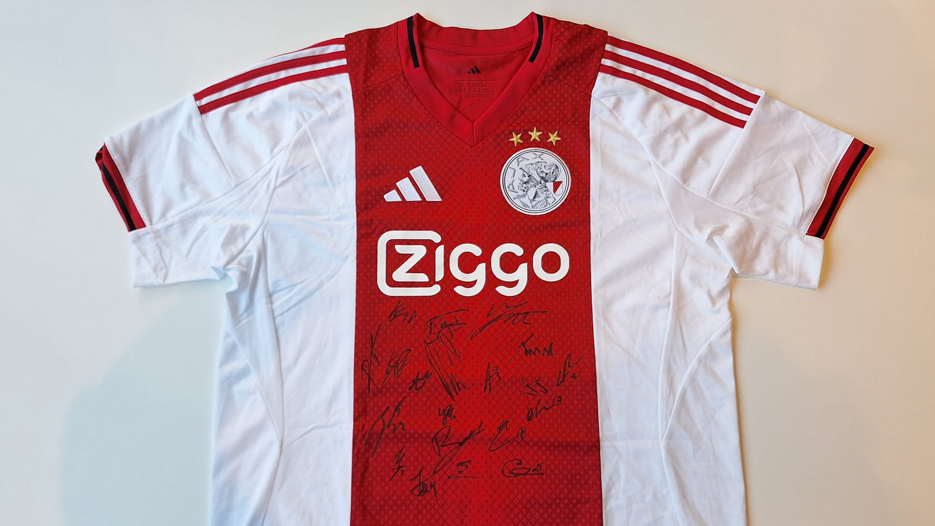 Radio 10 voor Alpe d’HuZes: gesigneerd Ajax-shirt 