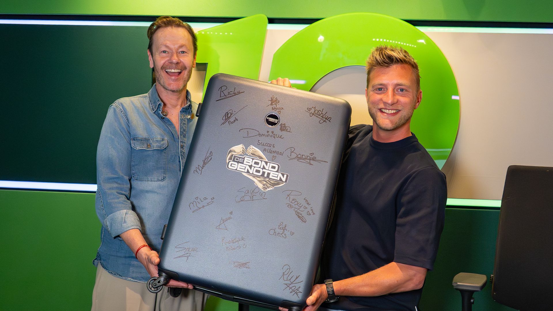 Radio 10 voor Alpe d’HuZes: gesigneerde koffer van De Bondgenoten 