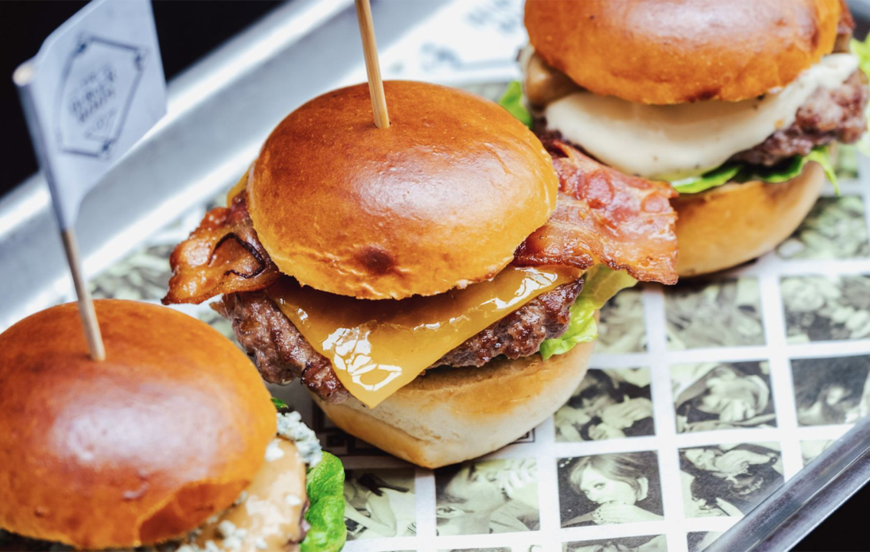 Radio 10 voor Alpe d’HuZes: Bedenk exclusieve burger met jouw naam in The Burger Room + diner 