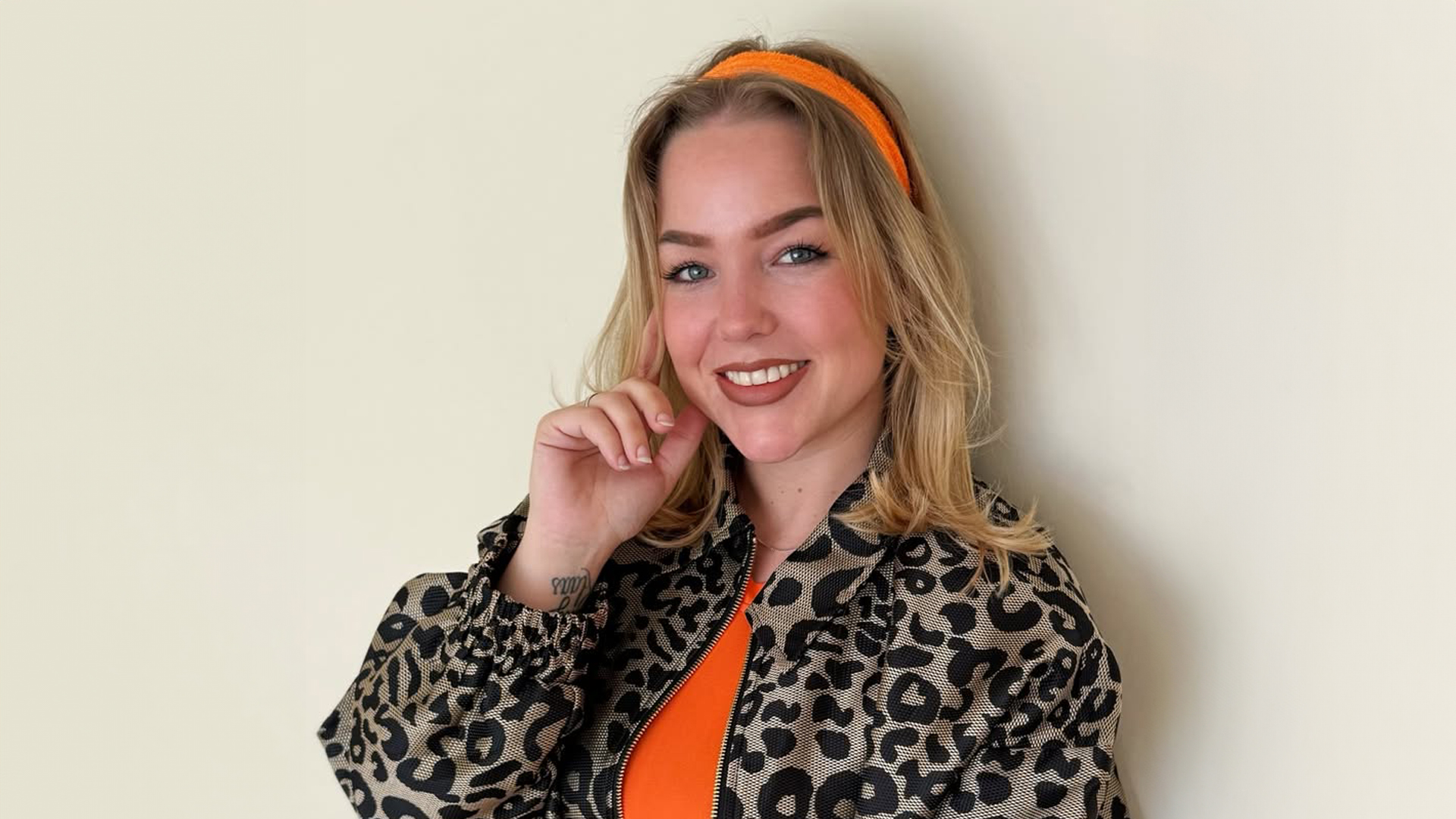 Radio 10 voor Alpe d’HuZes: nachtje weg in Urk met cafébezoek met Urker Tweeling Gerda (2p) 