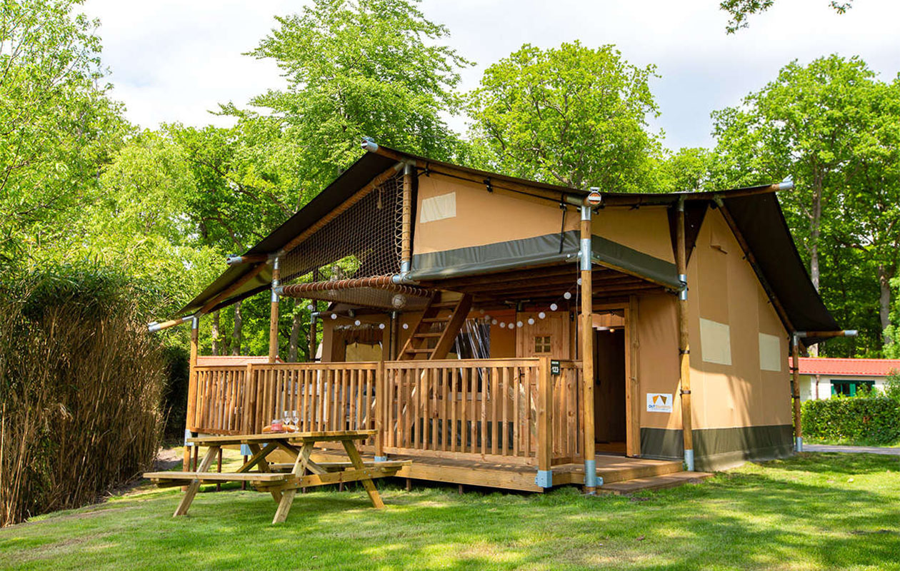 Verblijf in een 7-persoons Ranger Lodgetent op Vakantiepark Duinrell