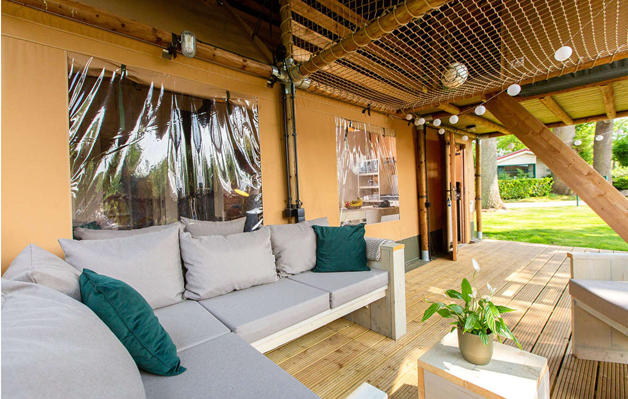 Verblijf in een 7-persoons Ranger Lodgetent op Vakantiepark Duinrell