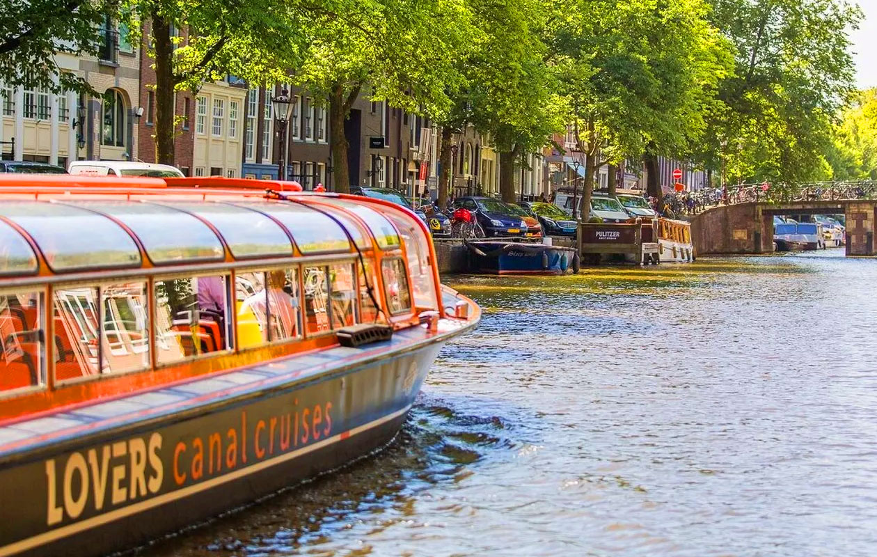 Rondvaart door Amsterdam met LOVERS Canal Cruises (2p.)